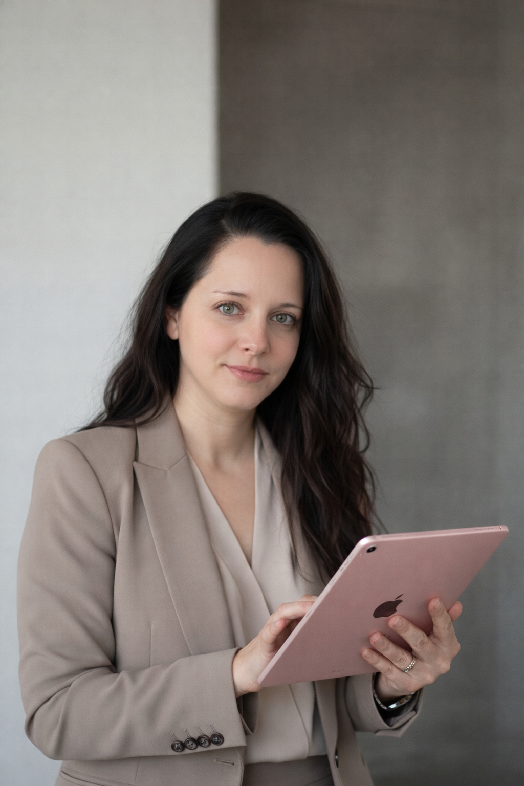 Lidia Ruedas con un iPad